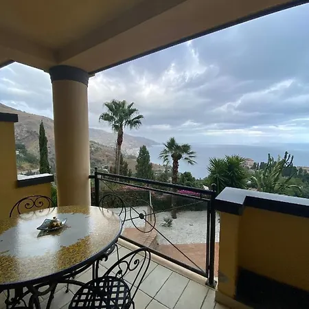 Bella Vista In Center With Pool By Holidays Appartement *